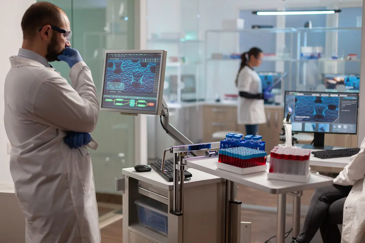 Profissional de saúde em laboratório hospitalar